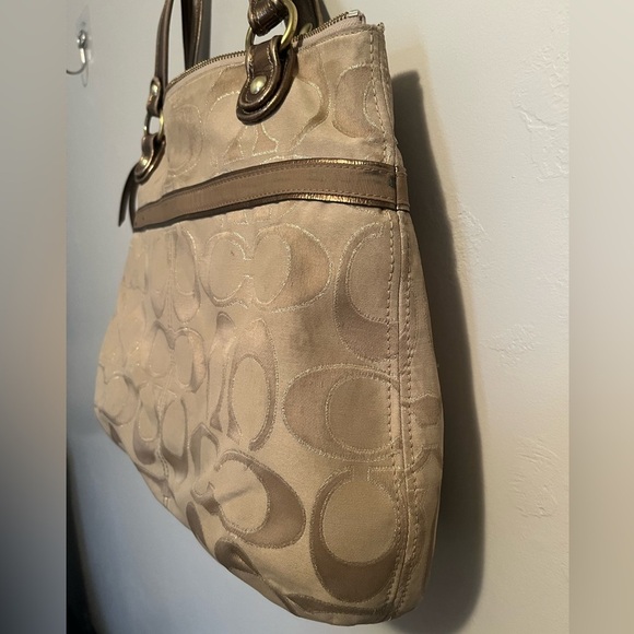 Coach Tan Signature Tote Bag Classic C Monogrammed Fabric - Picture 11 of 17